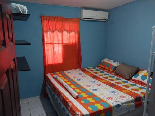 QuezaltepequeVilla 64的一间蓝色客房,房间内设有一张床