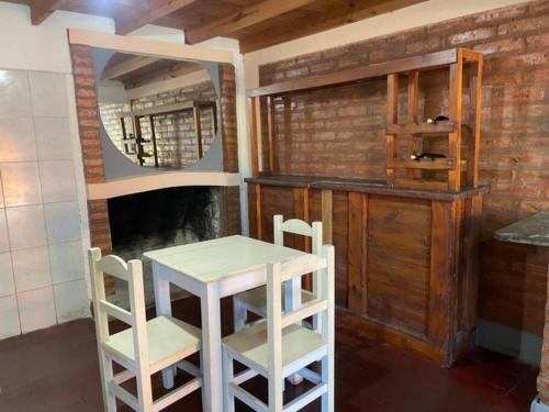 Santa Rosa del ConlaraDuplex santa rosa的厨房配有桌子、两把椅子和镜子