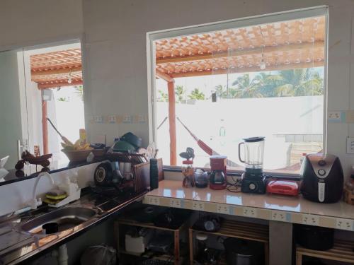 巴拉杜斯科凯鲁斯Casa de Praia Em Aracaju,Se的带窗户台面的厨房