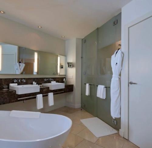 巴拿马城JW MARRIOT的一间带两个盥洗盆和大镜子的浴室