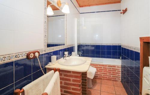 绍塞列Lovely Apartment In Saucelle With Outdoor Swimming Pool的浴室配有盥洗盆和浴缸。