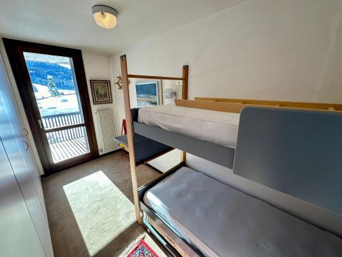 摩德纳迪-坎皮格里奥Bilocale Rio Falzè - Serafini的一间带双层床的卧室和一个阳台