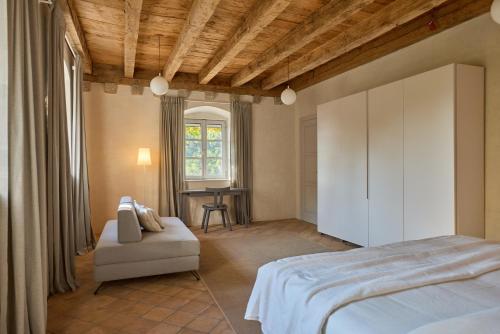 萨度拉德Renaissance Palace Ghetaldi 1516的一间卧室配有一张床、一把椅子和一张桌子