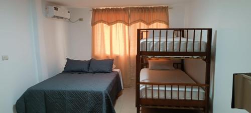 普拉亚斯Casa para 10 personas - Playas, Villamil的小房间设有两张双层床和窗户