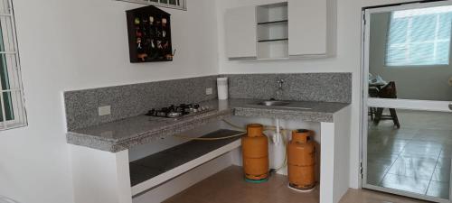 普拉亚斯Casa para 10 personas - Playas, Villamil的厨房配有2个橙色消防龙头,位于柜台下