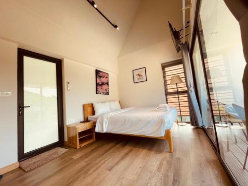 河内ROSE Villas & Resort - Ba Vi的一间卧室设有一张床和一个大窗户