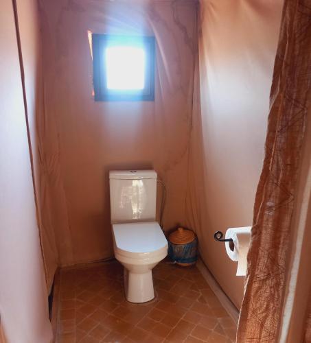 AdrouineNight sky luxury camp的一间带卫生间的小浴室,设有窗户