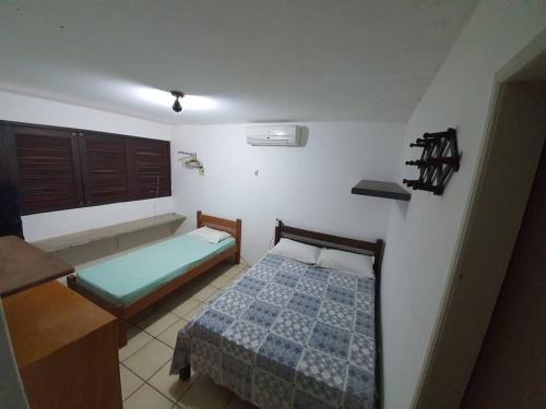 伊塔马拉卡Casa com Piscina em Itamaracá的一间卧室配有一张床和一个浴缸