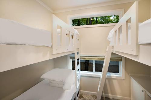 埃格港HTR Door County的客房设有两张双层床和一扇窗户。