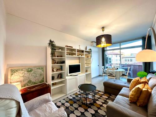 巴塞罗那萨格里拉公寓的带沙发和电视的客厅