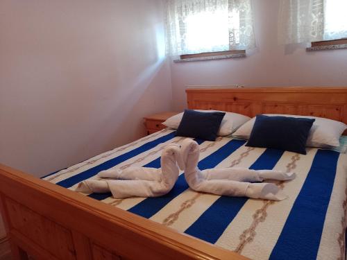 弗济内Apartman Centar Fužine的卧室配有2条毛巾。