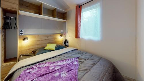 莱瑟佩瑟Camping Capfun La Bretèche的一间小卧室,配有床和窗户