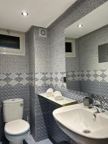 马拉喀什Appartement de luxe Marrakech Menara的一间带卫生间和水槽的浴室