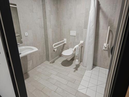 维也纳新村B&B HOTEL Wiener Neudorf的一间带卫生间和水槽的浴室