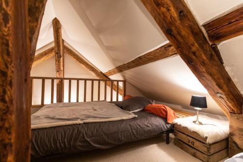 莱索尔Les Montagnettes的阁楼卧室配有床