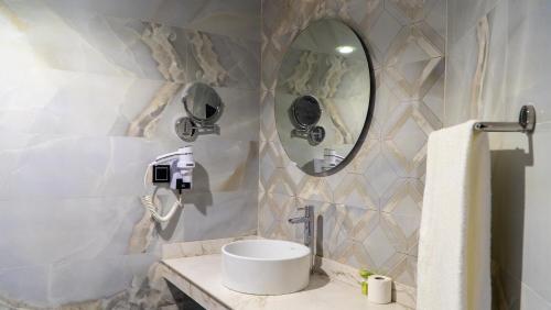 努瓦克肖特Complexe Hôtelier Sabah的一间带水槽和镜子的浴室
