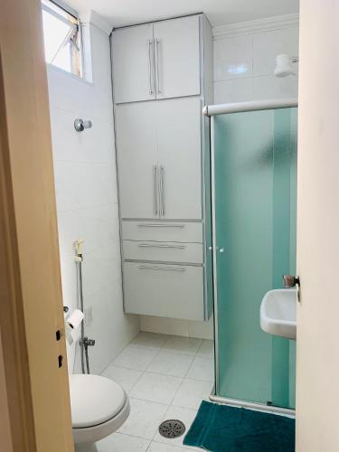 圣保罗Felicitatem Apartments Higienópolis - Apartamento Compartilhado的一间带卫生间和玻璃淋浴间的浴室