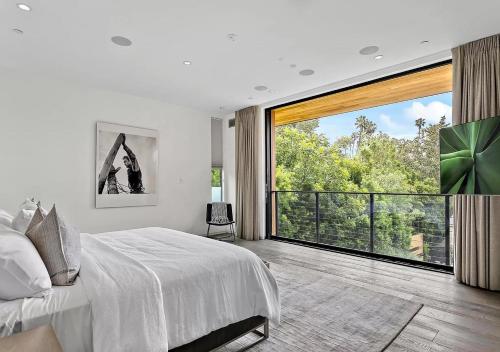 洛杉矶Stunning 5 Bedroom villa In LA的一间卧室设有一张大床和一个大窗户