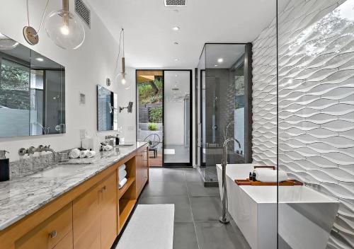 洛杉矶Stunning 5 Bedroom villa In LA的一间带大水槽和浴缸的浴室