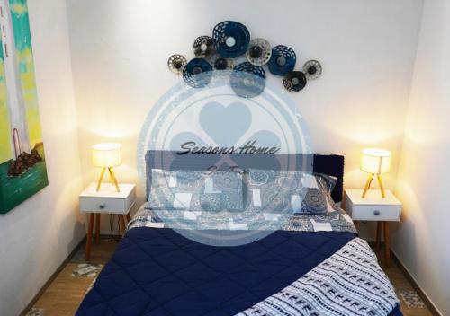新福卡Seasons Home San Foca的一间卧室配有蓝色的床和2个床头柜