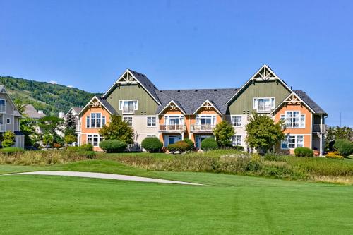 蓝山Rivergrass的一座带绿色庭院的高尔夫球场上的大型房屋