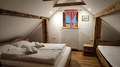 MislinjaGrunt Sonek的一间卧室配有两张床和拖鞋。