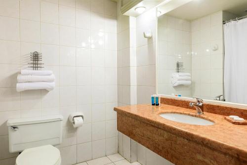 特木科弗昂特拉克拉斯克酒店的一间带水槽、卫生间和镜子的浴室