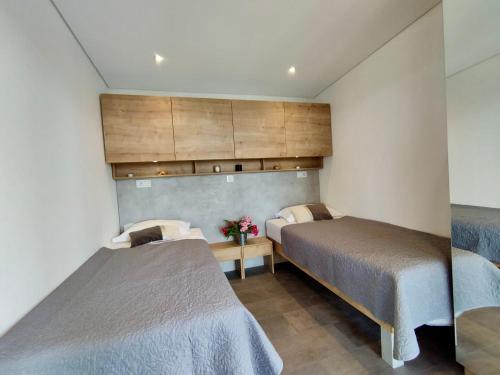 木洛希尼Luxury Mobile Home Kasthouse Oleander的一间卧室配有两张床和橱柜