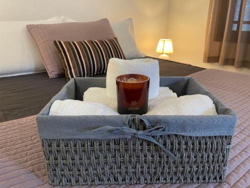 科伦坡The Manor 1926的床上的带毛巾和咖啡的篮子