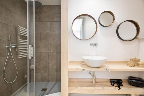 巴奎伊拉-贝莱特Luderna - Apartamento con terraza Bonaigua B1 Joanchiquet的带淋浴、盥洗盆和镜子的浴室