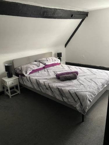 特威克纳姆The White Hart Inn的一间卧室配有一张带两个枕头的床