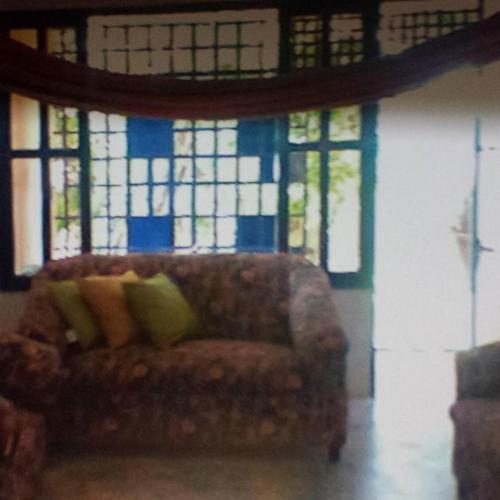 圣玛尔塔CASAMARAZUL Beach house的带窗户的客房内的沙发及枕头