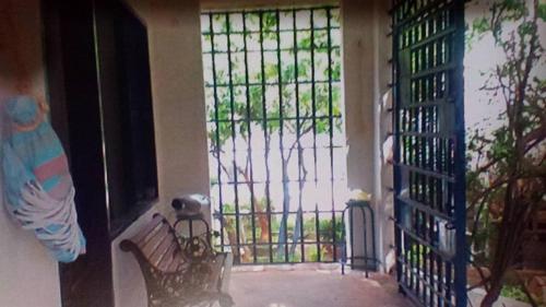 圣玛尔塔CASAMARAZUL Beach house的门前有长凳的门