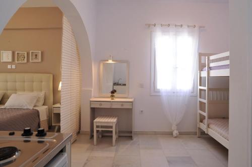 纳克索斯岛卡斯特拉基斯卡拉公寓 的一间小卧室,配有一张床和镜子