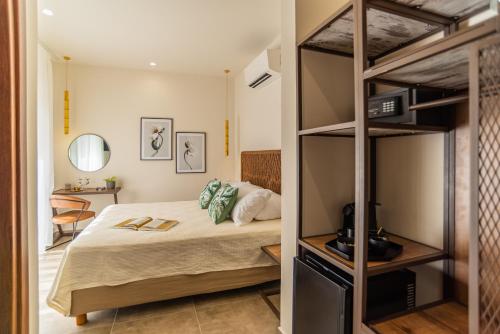 RívaSamos Tropic Apartments的一间卧室设有一张床和一张双层床。