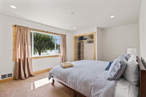 桑德波因特Lakefront Gem with Hot tub and Views的一间卧室设有一张床和一个大窗户