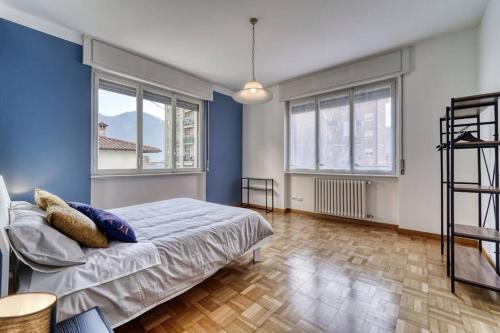 切尔诺比奥CASA IDA apartment free parking的一间卧室配有一张蓝色墙壁和窗户的床