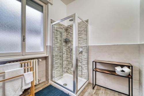 切尔诺比奥CASA IDA apartment free parking的带淋浴的浴室和玻璃门