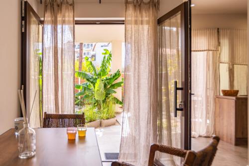 RívaSamos Tropic Apartments的餐桌,享有庭院的景色