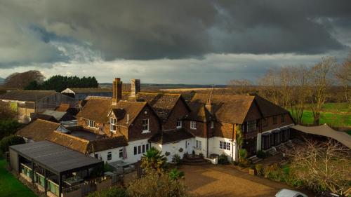 HenfieldTottington Manor Hotel的享有带屋顶的大房子的空中景致