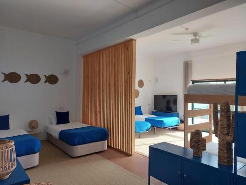 Eira do ChãoVilla Nova Nautic & Nature的一间卧室配有两张床和电视。