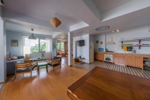 伊斯坦布尔Maison Détroit : Iconic 3Br Triplex w/ GREAT Views的厨房以及带桌椅的起居室。