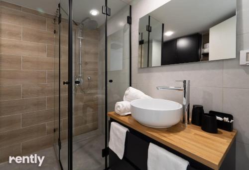 埃拉特Sea side "Marigold" apartment - by Rently的一间带水槽和淋浴的浴室