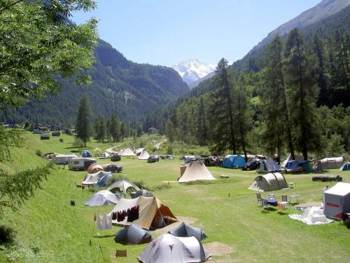 阿加迪尔خيام للكراء ومكان رائع的山地里的一群帐篷