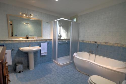 圣卡塔尔多B&B Sestochilometro的浴室配有盥洗盆、浴缸、卫生间和浴缸。