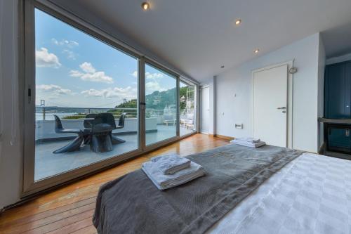 伊斯坦布尔Maison Détroit : Iconic 3Br Triplex w/ GREAT Views的一间卧室设有一张床和一个大窗户