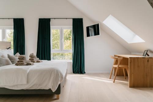 圣特雷登MAM Haspengouw的一间卧室配有一张带绿色窗帘的床和一张书桌