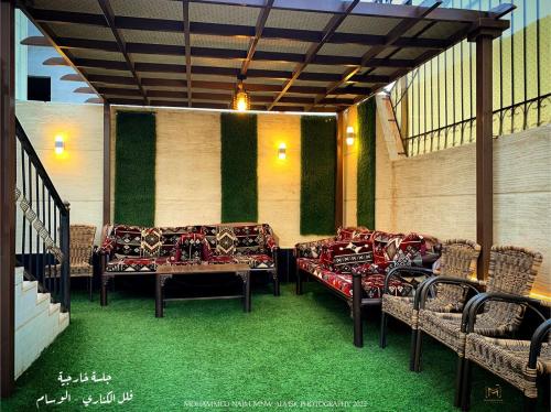 塔伊夫منتجع الكناري للفلل الفندقية الفاخرة Canary resort的带沙发和桌椅的天井。