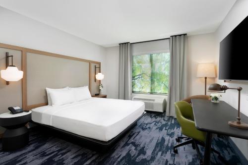 卢基约Fairfield by Marriott Luquillo Beach的配有一张床和一张书桌的酒店客房