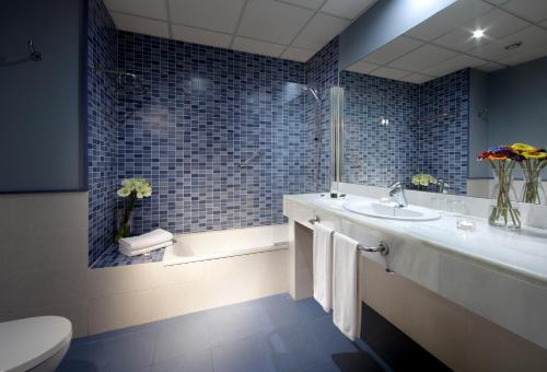 塞维利亚塞维利亚帕尔梅拉欧洲之星酒店的一间带水槽、浴缸和卫生间的浴室